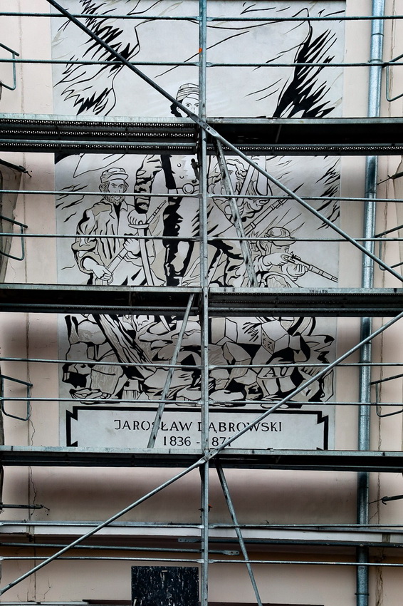 Zdjęcie - malowidło na budynku szkoły po renowacji w 2019 roku